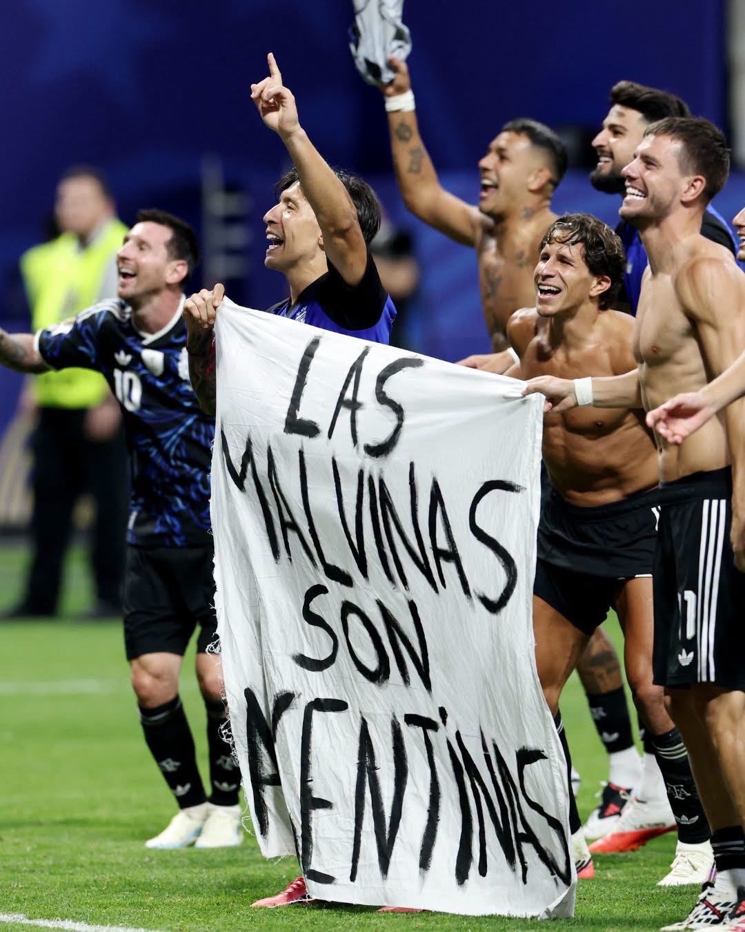 Los jugadores de Argentina celebran con la bandera Las Malvinas son Argentinas